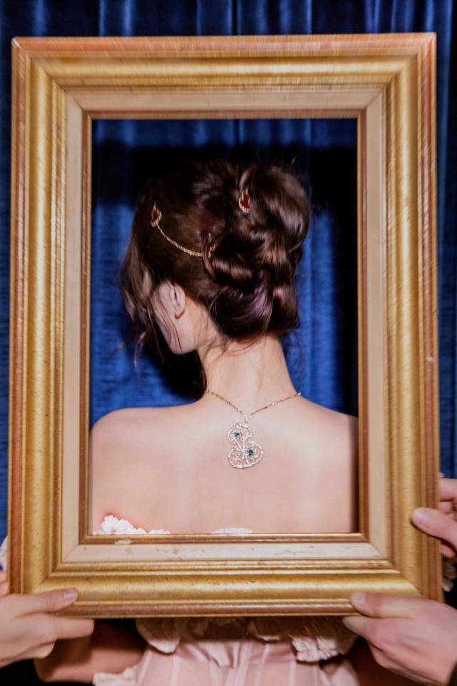 马甲 刘诗诗一出场就称霸全场！穿束腰裙大秀天鹅颈，不走红毯照样成no.1