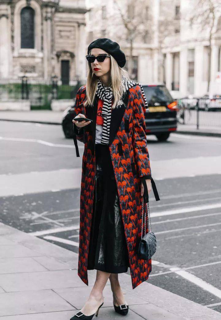 美得 入冬穿大衣＋裙子，美得无可救药！