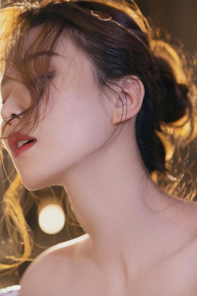 马甲 刘诗诗一出场就称霸全场！穿束腰裙大秀天鹅颈，不走红毯照样成no.1