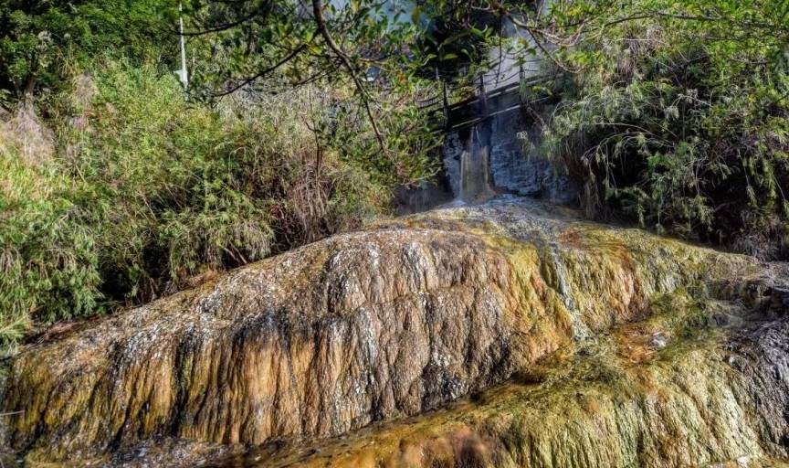 云南最神奇的温泉，终年冒着97℃的沸水，被人戏称为“大滚锅”