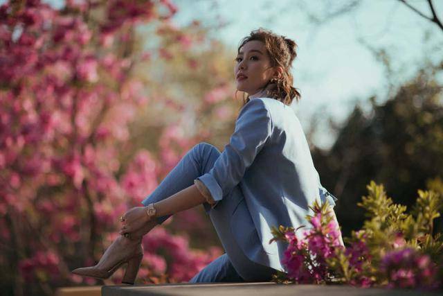 美得 刘诗诗身穿蓝色西装高级精致,气质温润优雅,真是美得惊艳了时光