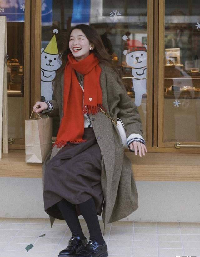 的优点 如何穿出精致小女生，毛衣+半身裙时髦又保暖？6款推荐可示例照搬