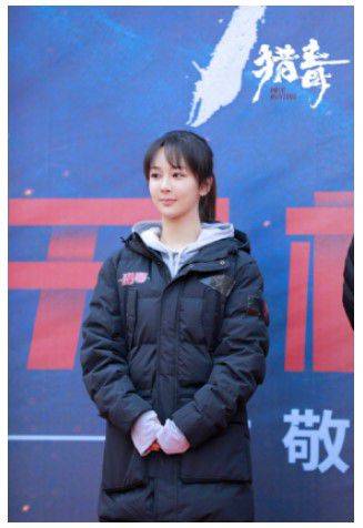 漂亮|杨紫新电影演缉毒警！和唐探3漂亮美女探案协作，启动合照笑开花