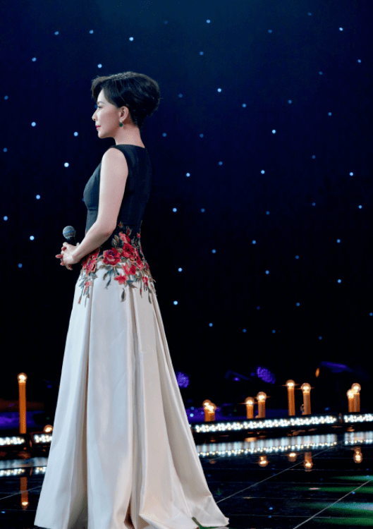 刘嘉玲国庆晚会彩排照曝光!穿黑纱长裙秀身材,颜值扛住央视镜头?_照片