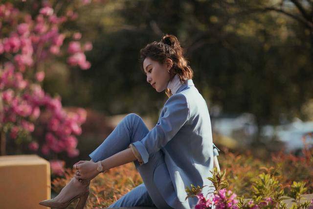 美得 刘诗诗身穿蓝色西装高级精致,气质温润优雅,真是美得惊艳了时光