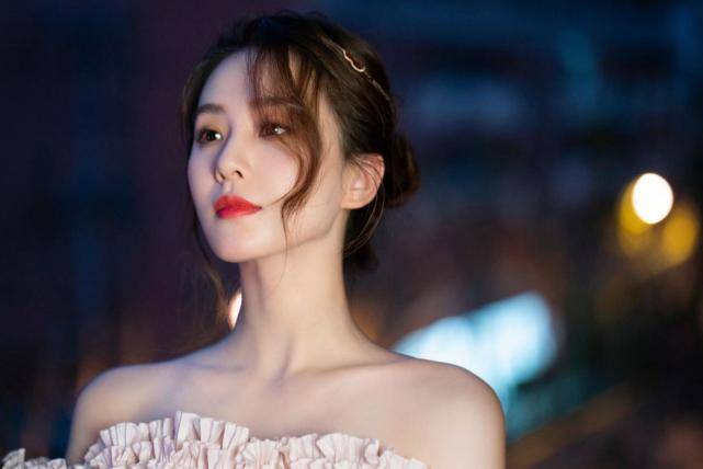 马甲 刘诗诗一出场就称霸全场！穿束腰裙大秀天鹅颈，不走红毯照样成no.1