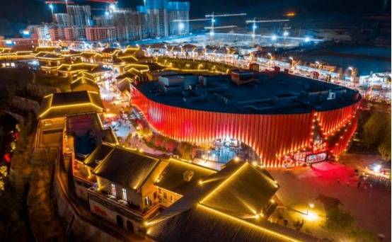 红街,夜景非常好,不仅有微风吹拂,而且我们还可以品尝到独特的延安