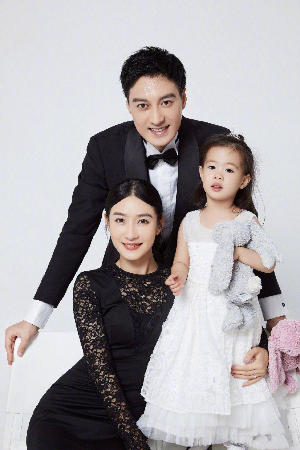 感觉 安陵容全家福曝光，陶昕然穿蕾丝裙优雅，3岁女儿穿纱裙颜值像妈