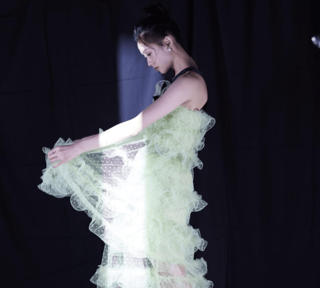 设计 微博之夜红毯走秀：本想艳压群芳，却意外变成了西红柿炒蛋