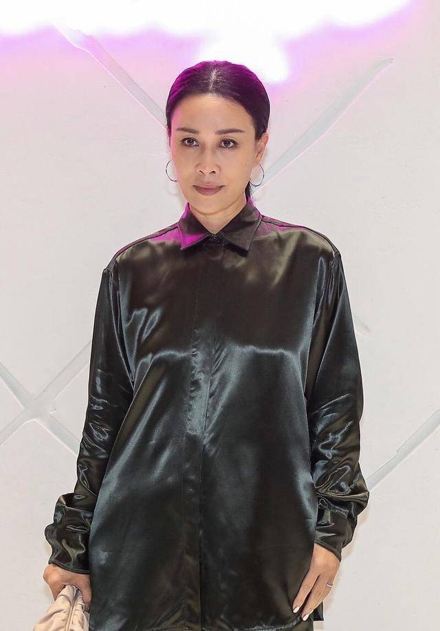 高跟鞋 52岁那英一点不服老！黑色缎面衬衫干练高级，穿红色高跟鞋太抢眼