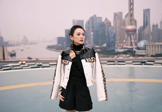地方 章子怡停机坪拍广告，选对地方太明智，穿皮衣短靴真没人比她会秀