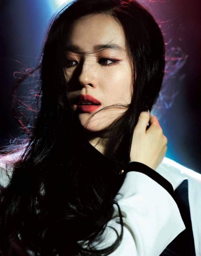 皮质 刘亦菲代言人气场全开！皮裤搭西装罕见不出错，绝美容颜不容小觑