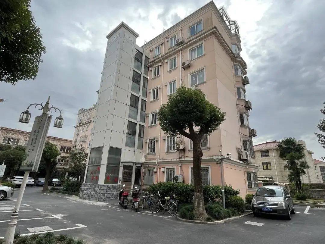 业委会主任夏根兴搬来嘉乐花园居住已经15年了,大家都习惯叫他"老夏".