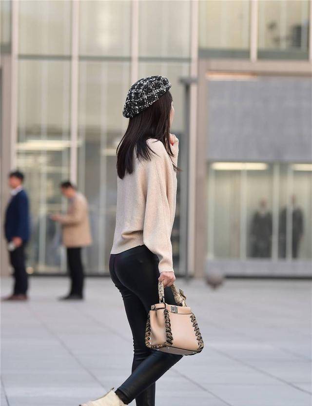 身材 黑色紧身皮裤搭配米色的马丁短靴，有点不一样的味道，衬托身材