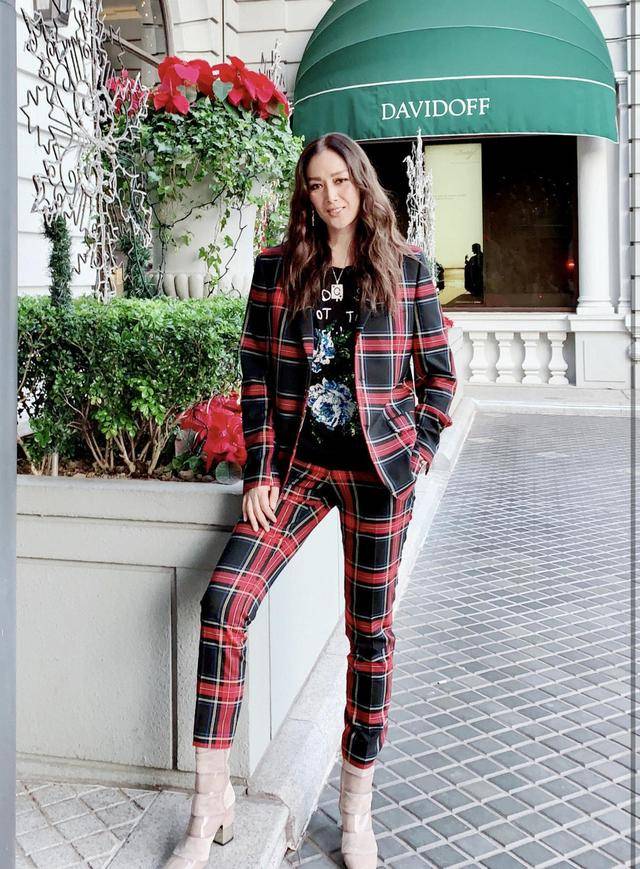 任达华 任达华的老婆琦琦气场全开，一件白色上衣搭配半身裙，女人味十足