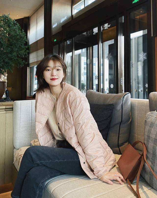 颜色 精选4款直筒牛仔裤穿法：小姐姐上身示例百搭配围巾显干练又修身