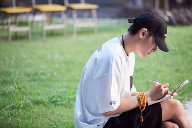 墙头|陈近南说黄子韬身上香喷喷的，王威说我们韬韬香着呢