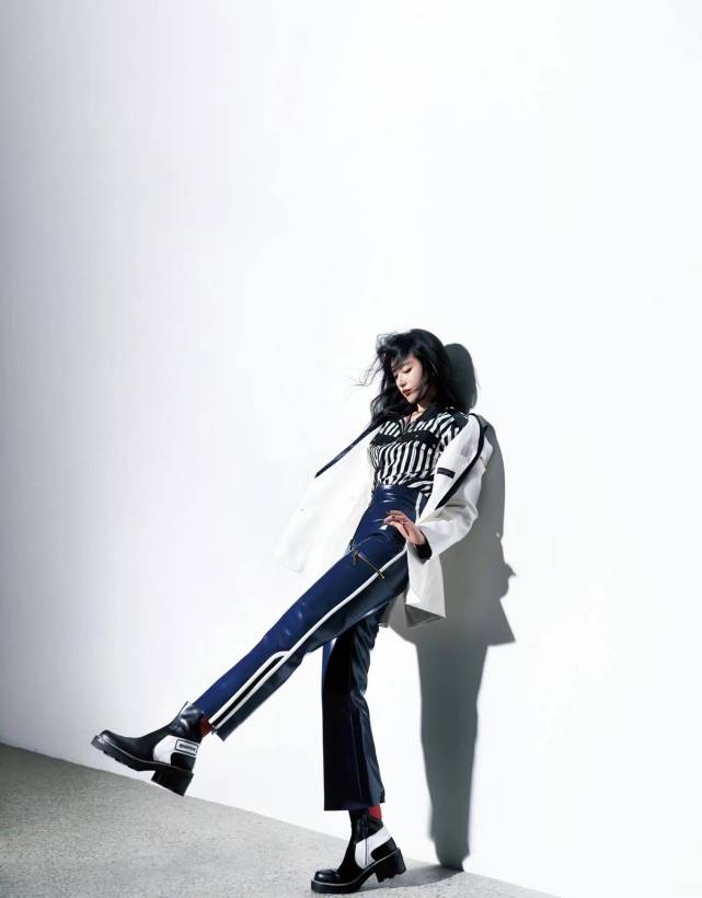 皮质 刘亦菲代言人气场全开！皮裤搭西装罕见不出错，绝美容颜不容小觑