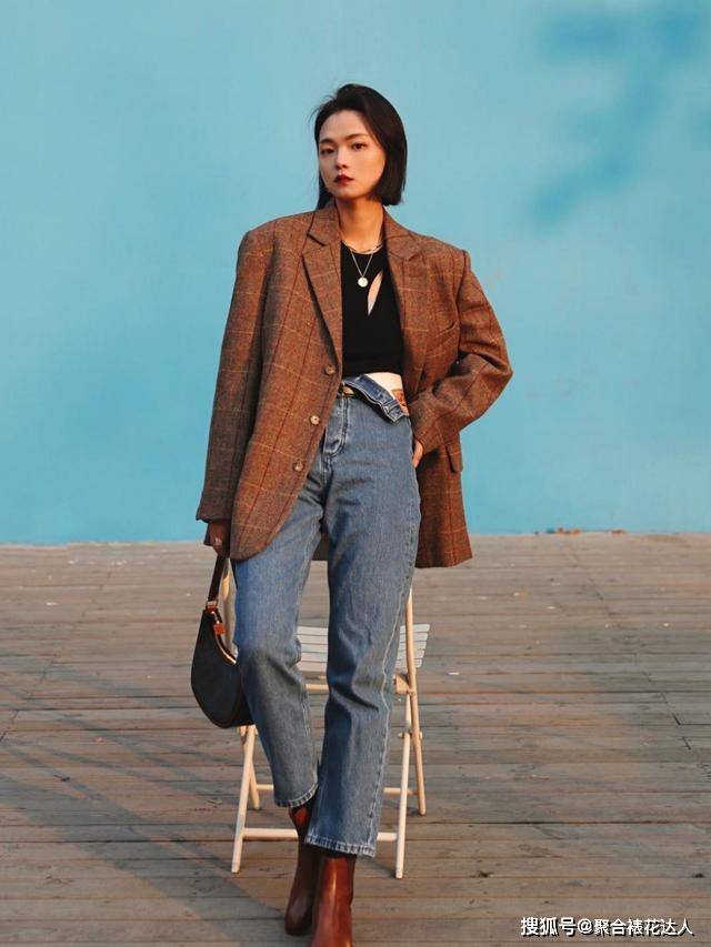 丽人 气质简约的“牛仔裤”，今冬流行这样穿，洋气显瘦，变身都市丽人
