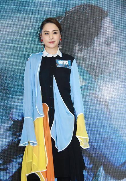 身材 阿娇单身后更美了，穿一件拼接色连衣裙，美出了新高度