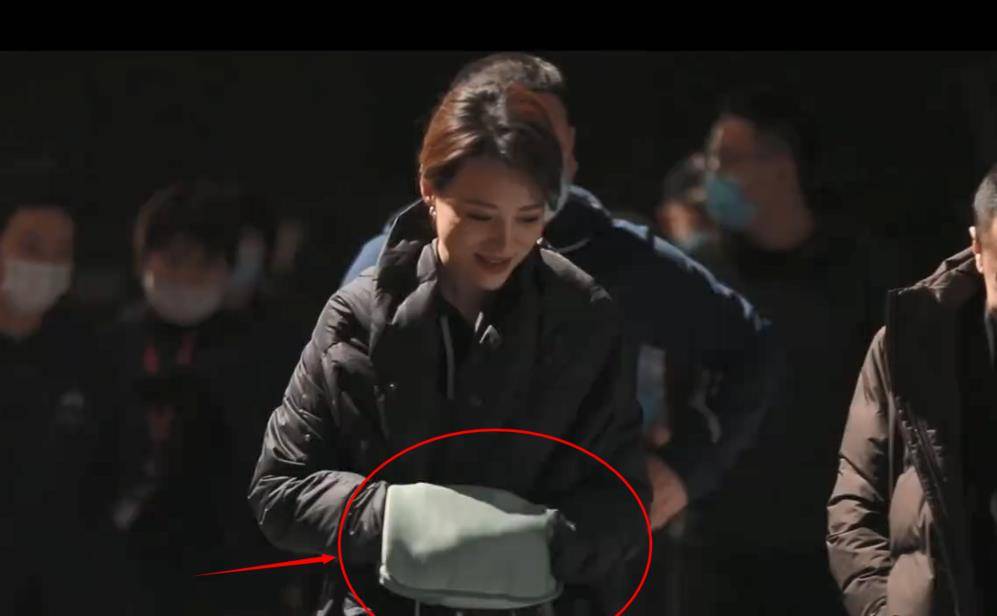 菜园|董卿私下工作状态罕曝光!手捂暖水袋众人跟随,现身菜园超接地气