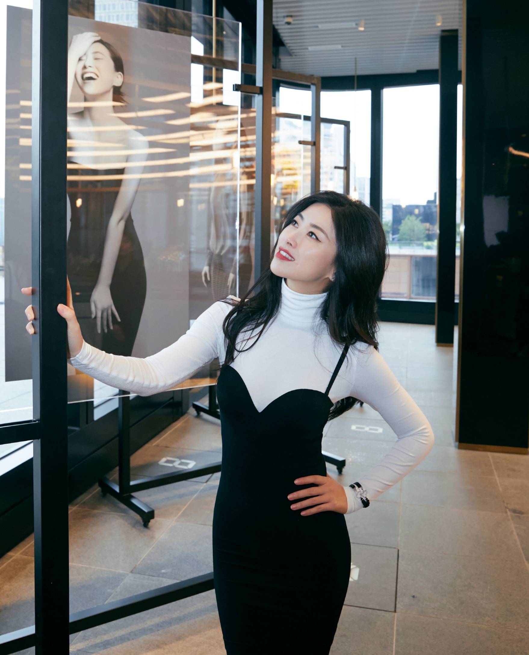 朱珠 港风美人朱珠天生好气质,吊带内搭高领衫身材姣好