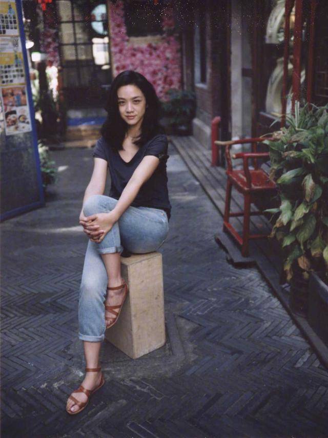汤唯 汤唯高颜值任性，基础款T恤搭配牛仔裤高级精致迷人，超好看