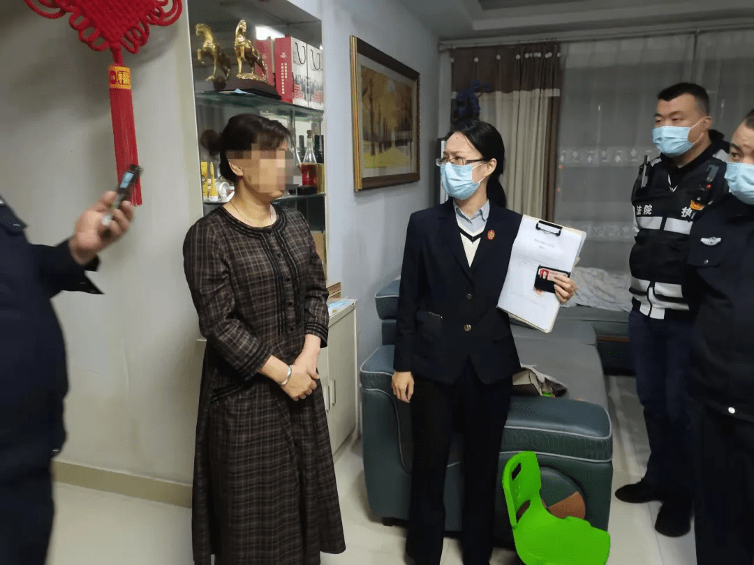 执行故事|亲属上演轮番"打脸",执行员搜出大量现金……_冯某某