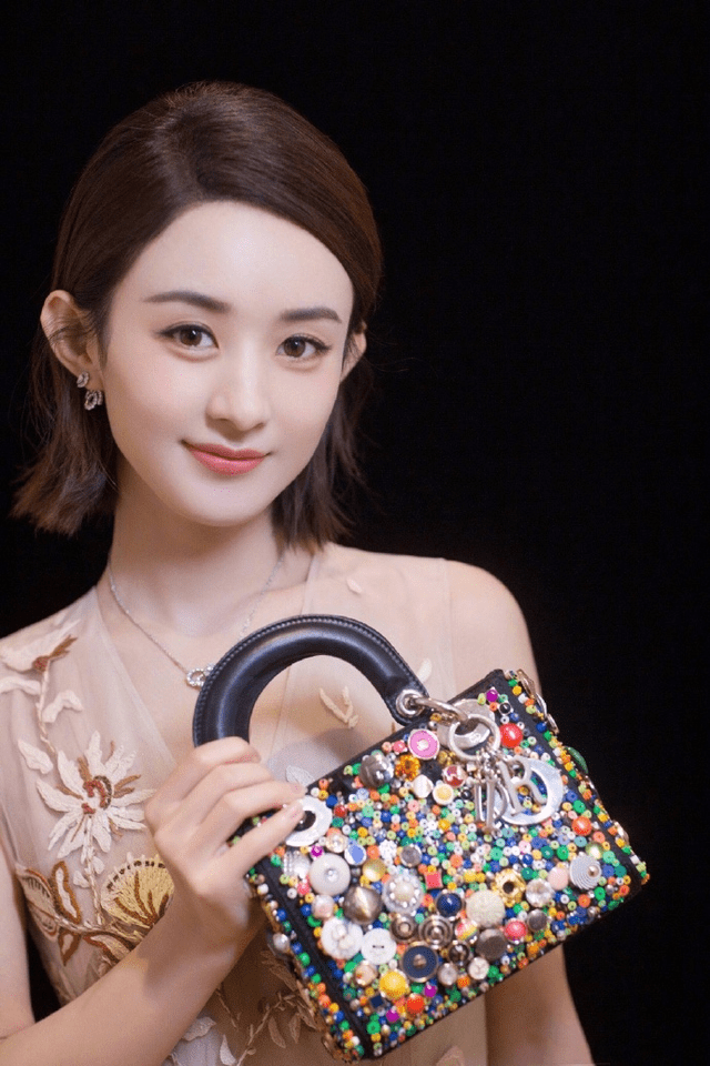 设计 赵丽颖当妈后气质还那么清新甜美！裸色连衣裙优雅娴静，高级精致