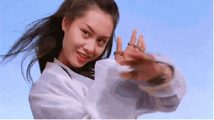 下巴一笑遮百丑？露出笑容后，谁还会注意黎姿的短下巴和朱茵的黑黄皮