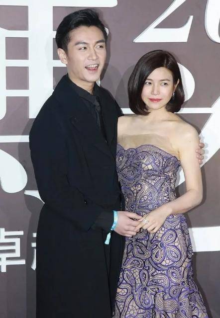 黑色 陈妍希陈晓同框！陈妍希一袭印花抹胸裙优雅性感，笑容灿烂惹人羡
