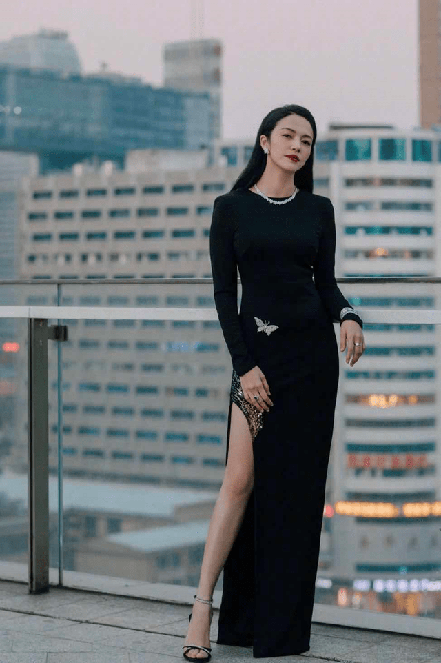 原创姚晨真是职场穿搭典范穿蓝色丝绒连体裤高级精致气场全开