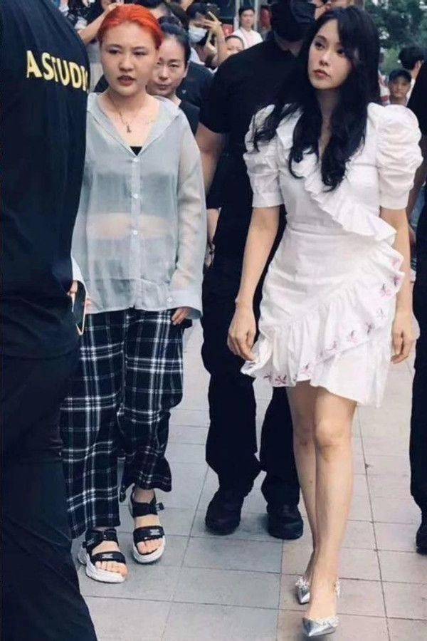 差别伊能静视频截图差别大，五官扭曲很不自然，但53岁面相不显老！