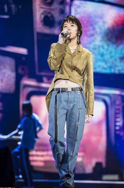 棕色 窦靖童这次穿对了,衬衫搭配牛仔裤高级时髦,超好看