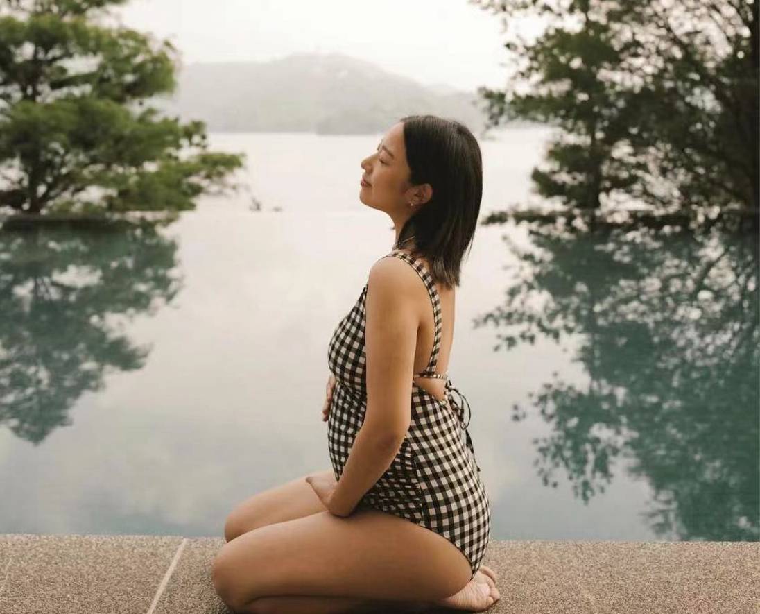 好友毛加恩二胎女儿6个月早产仅生存5天,夫妻抱着孩子亲吻泣别_罗雯