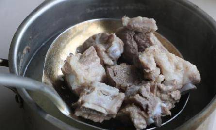 时节|春夏时节来碗汤，滋补玉米与排骨相互碰撞，别有一番风味