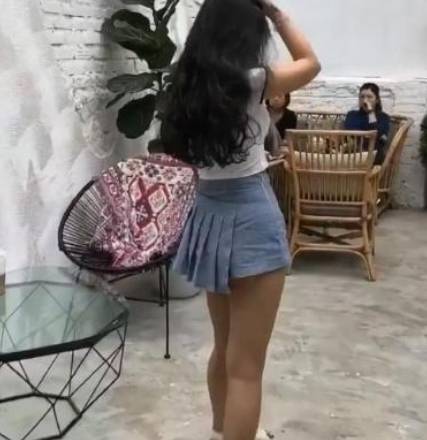 网络“南瓜腿”小姐姐火了，腿虽粗但腿型完美，看到正脸着实惊艳一把