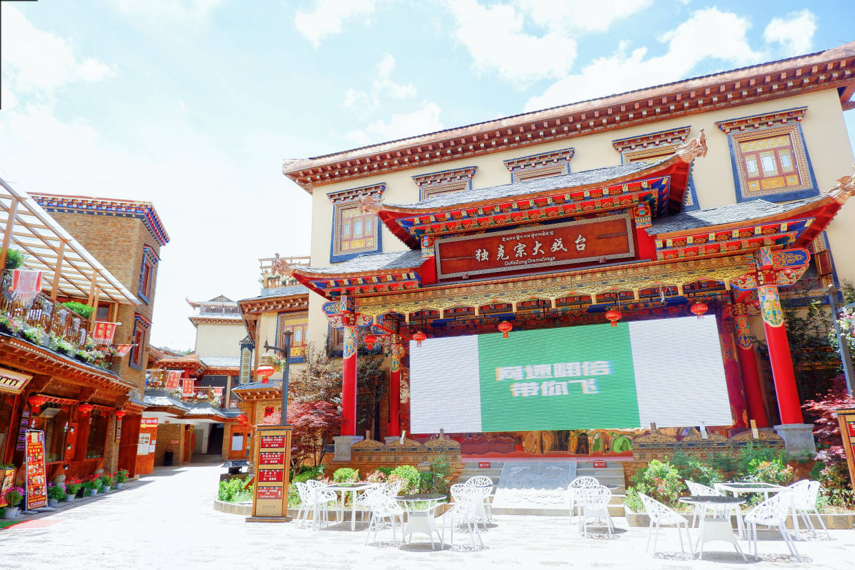 云南高原上的花巷艺术街，歌舞表演打破吉尼斯世界纪录，非遗传承
