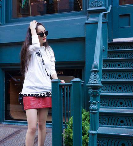 黑色 街拍女王花落谁家？江疏影还是倪妮？她的手势才是亮点！