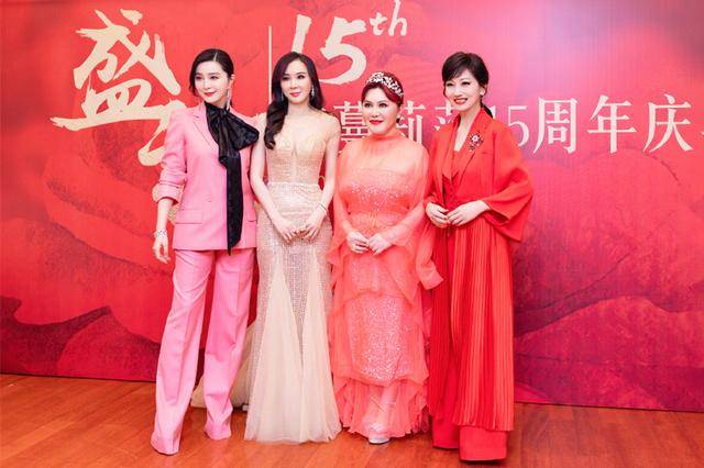 身形 赵雅芝66岁还保持少女身段，穿西装裙竹竿腿吸睛，同龄女星里少见