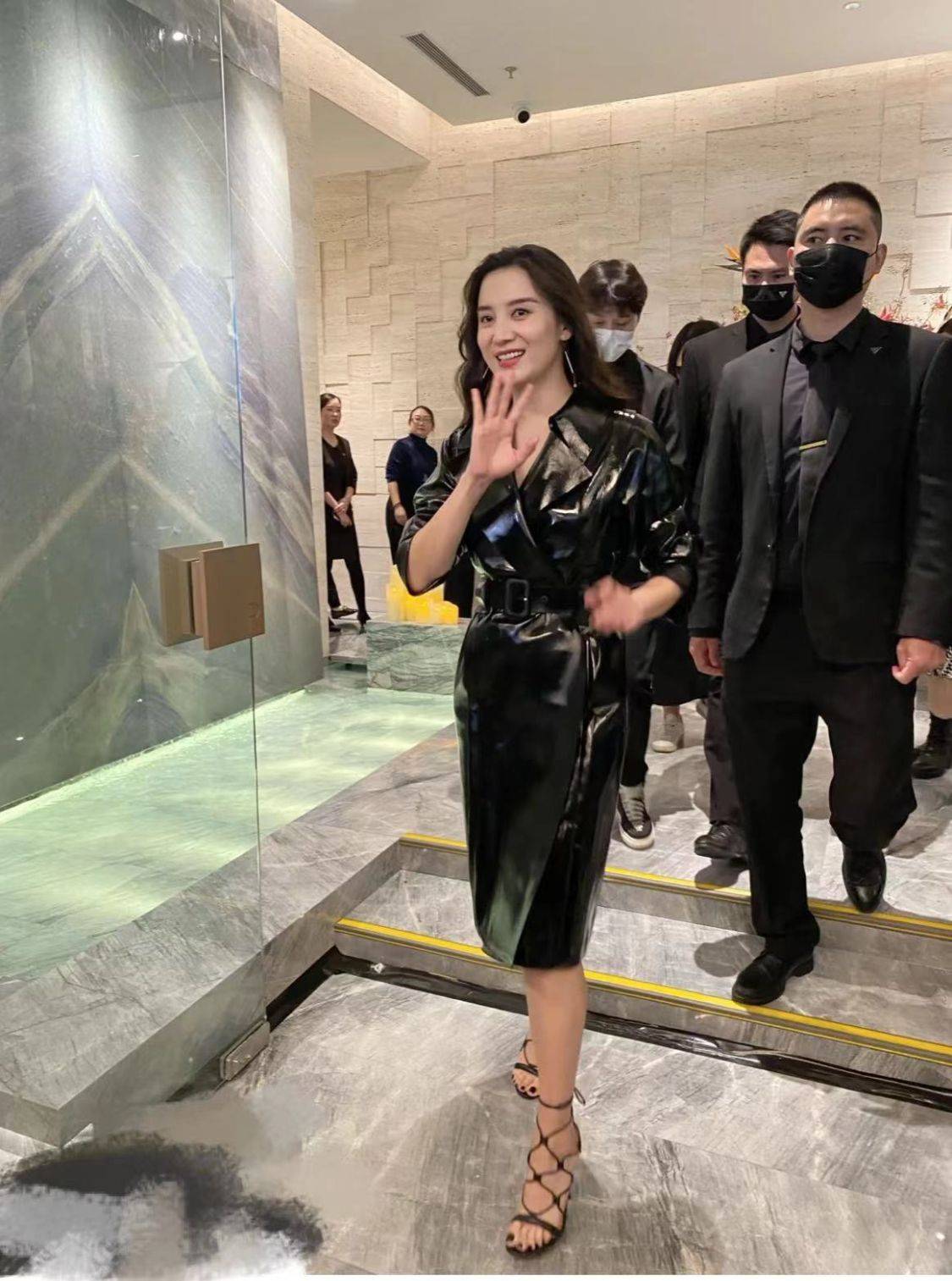 漂亮 在后台拍到宋佳，穿皮裙烫卷发好漂亮，有40岁女性的知性优雅！