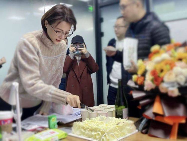 状态|董卿工作忙到忘了生日,蛋糕旁边还摆着台本,48岁气质还是很优雅