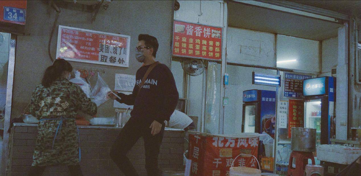 状态 刘恺威收工逛夜市,穿毛衣配牛仔裤吃路边摊,挎皮包似“老干部”