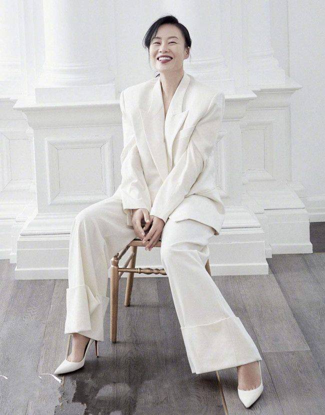 显得 邬君梅美的真实,不靠颜值不靠身材,全凭气质和专业实力取胜!