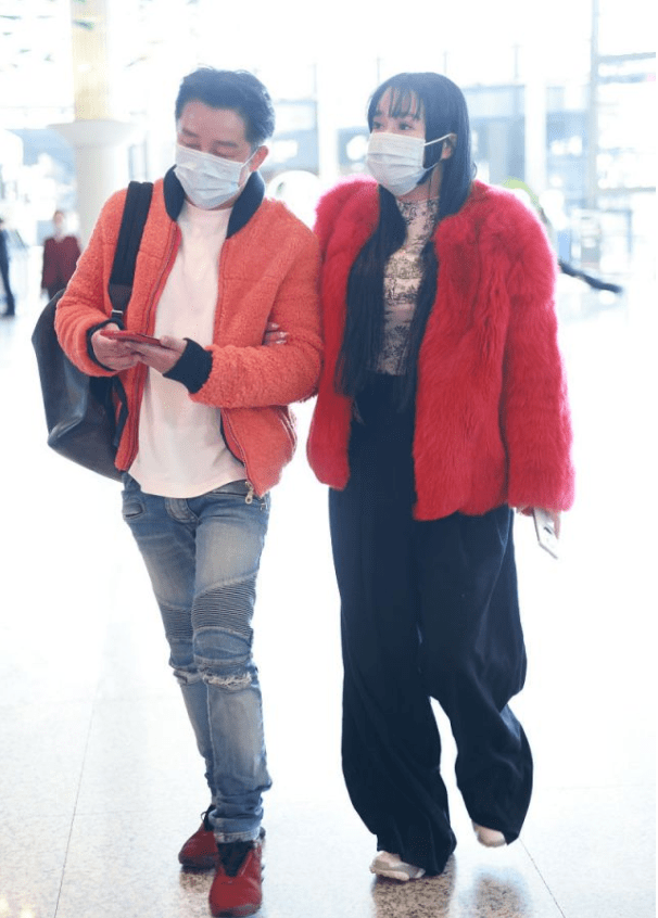 冉莹颖 冉莹颖机场穿衣也“抓马”！红皮草配紧身打底，看似浮夸却很时髦