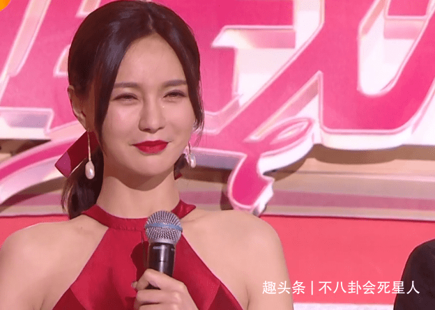 连那英|芒果小年夜造型：沈梦辰露背，宋茜吊带月光裙，李菲儿像披花床单