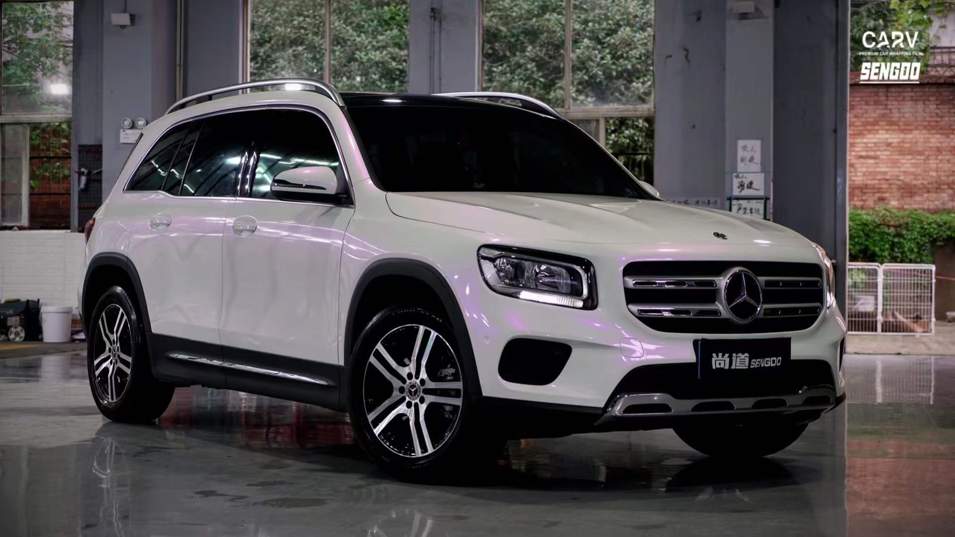 奔驰glb卡孚改色膜贝壳白变紫