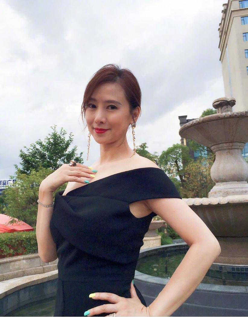 黑色 翁虹才是不老美人！穿露肩连衣裙皮肤白皙无皱纹，50岁还像小姐姐