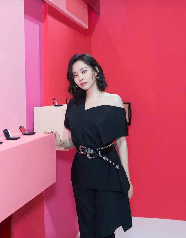 身材 被张靓颖惊艳到了，穿一件红色连衣裙高贵优雅，身材凹凸感十足