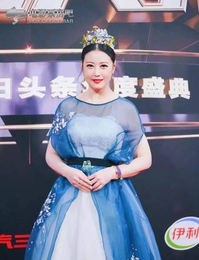 网友 53岁的周海媚扮起“嫩”绝对是数一数二,网友:混娱乐圈不容易啊